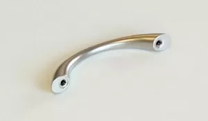 UO1. Úchyt 64mm satén nikl rowell