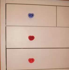 14510 - plastová knopka srdce / červená 12