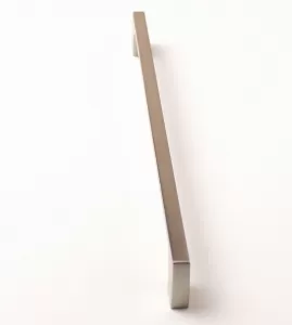 770013 - úchytka rozteč 256mm / Broušený nikl