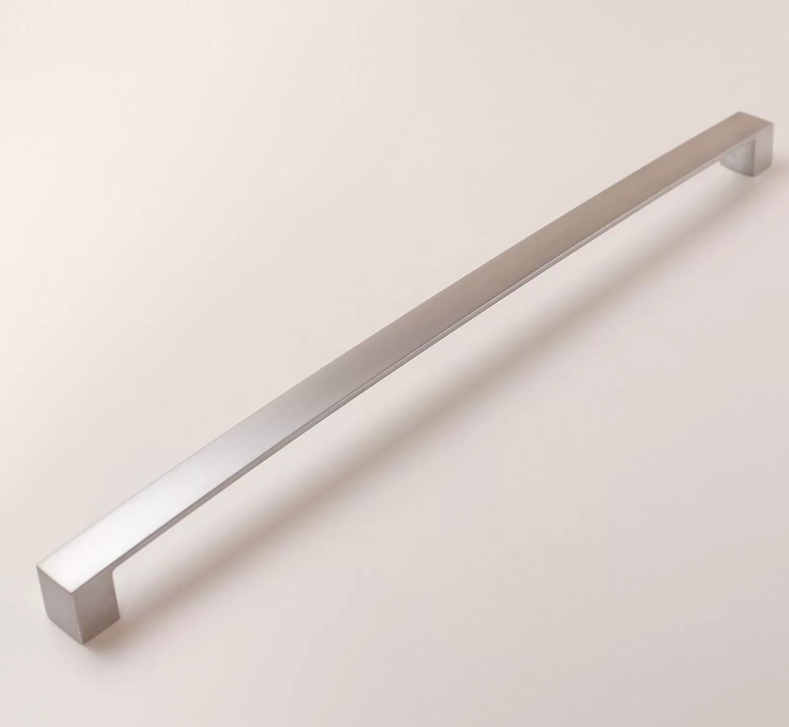 770133 - úchytka rozteč 384mm / Satén chrom