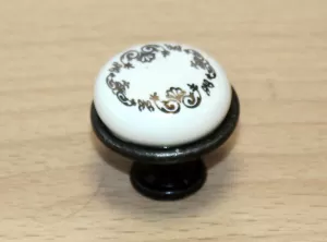 11039 knopka 29mm zinek-porcelán/ornament