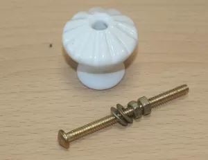 31012 - knopka Bílá 35mm porcelán se šroubem