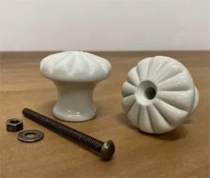 31012 - knopka Bílá 35mm porcelán se šroubem