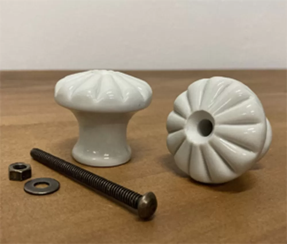 31012 - knopka Bílá 35mm porcelán se šroubem