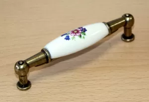 91113 - Úchytka 96mm staromosaz/ porcelán /kytka